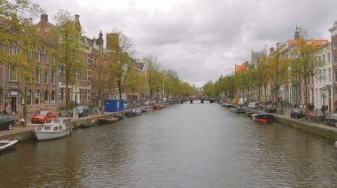 Amsterdam, Hollanda - Ocak, 2017: Kanal Amsterdam, Hollanda