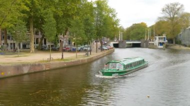 Amsterdam, Hollanda - Ocak, 2017: Kanal Amsterdam, Hollanda