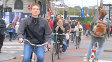 Amsterdam, Hollanda - Ocak, 2017: insanlar Bisiklet Amsterdam, Hollanda