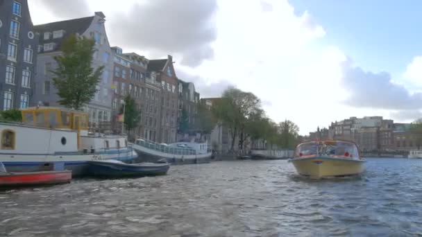 Amsterdã Holanda Janeiro 2017 Indo Longo Canal Passeios Turísticos Amsterdã — Vídeo de Stock