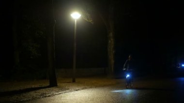 Amsterdam, Hollanda - Ocak, 2017: insanlar Bisiklet Park, Amsterdam, Hollanda