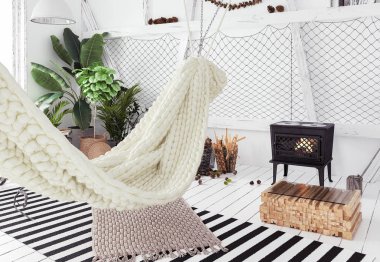 Tavan arası iç tasarım fikir hamak, İskandinav boho tarzı ile 
