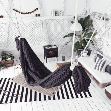 Tavan arası iç tasarım fikir hamak, İskandinav boho tarzı ile 