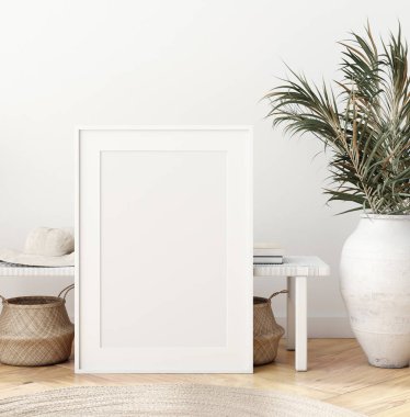 İskandinav iç kısımlarında, saksılarda bank, sepet ve palmiye dalları olan bir poster hazırla.