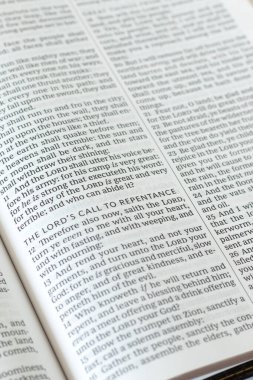 Tanrı 'nın tövbe çağrısı İncil' deki açık metinde. İncil 'de Tanrı' nın merhamet ve inayeti olarak geçiyor..