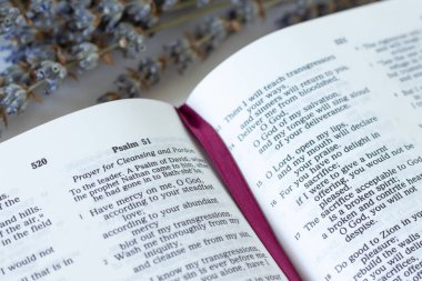 İncil 'deki 51. ilahi. Yakın plan. Hıristiyanlığın günahları affetmesi için dua, Tanrı 'nın merhameti ve inayeti, İncil' deki kavram, İsa Mesih..