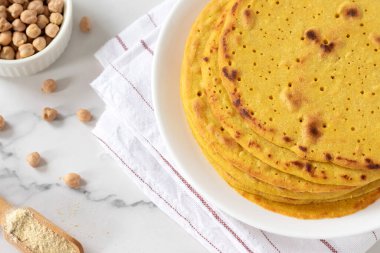 Mutfak masasında nohut unundan yapılmış ev yapımı tortilla paketleri. Üst görünüm.