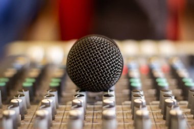 Mikrofon ve mikser. Konser. Ses konsolu. Müzik.