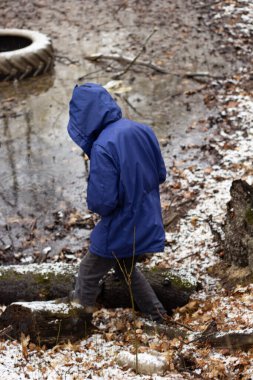 Ormandaki adam. Ormanda küçük bir kar. İnsan seyahat eder, doğada yürür..