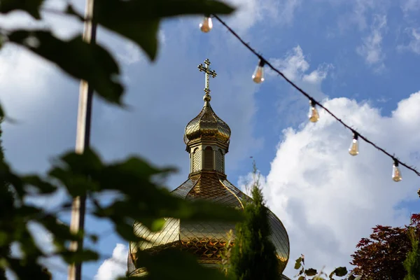Koepel Van Orthodoxe Kerk Een Achtergrond Van Lucht Kruis Bladeren — Stockfoto