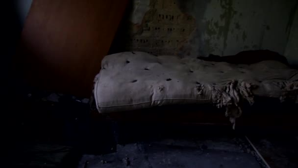 Темна Кімната Старий Розірваний Матрац Покинуте Житло — стокове відео