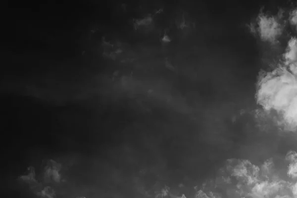 Foto Blanco Negro Del Cielo Nubes Blancas Cielo Gris —  Fotos de Stock
