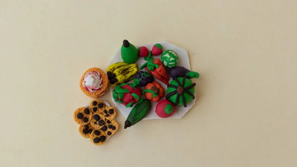 Yiyecekler plastikten yapılmış..