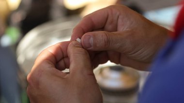 Erkek elleri yakın..