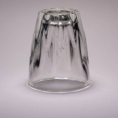 Beyaz arka planda kirli şarap kadehi.