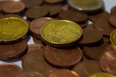 Merkezinde 50 sent bulunan çeşitli avro sikkeleri bronz ve altın sikkelerle kapanıyor