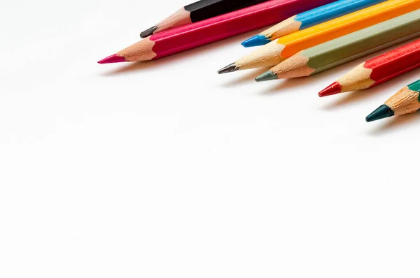 Renkli kalemler beyaz arkaplanı kapatır