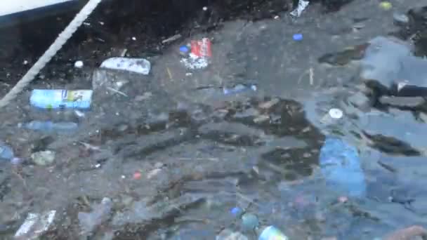 Woda Morska Zanieczyszczona Przez Wiele Zabrudzeń Plastikowych Butelek Unoszących Się — Wideo stockowe