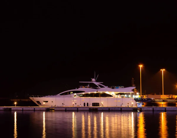Каглиари Сардиния Италия Августа 2020 Года Яхта Пришвартована Ночью Средиземном — стоковое фото