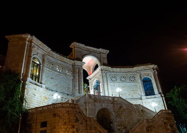 CAGLIARI, SARDINIA, İTALYA - 12 AĞUSTOS 2020: Güney İtalya 'da Akdeniz' de bir kentin tarihi kalesi