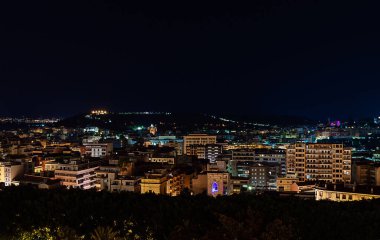 CAGLIARI, SARDINIA, ITALY - 12 AĞUSTOS 2020: Küçük bir italyan kasabasının (cagliari, Akdeniz şehri) üst manzarası geceleri aydınlatılmış, eski saray Valdes manzarası