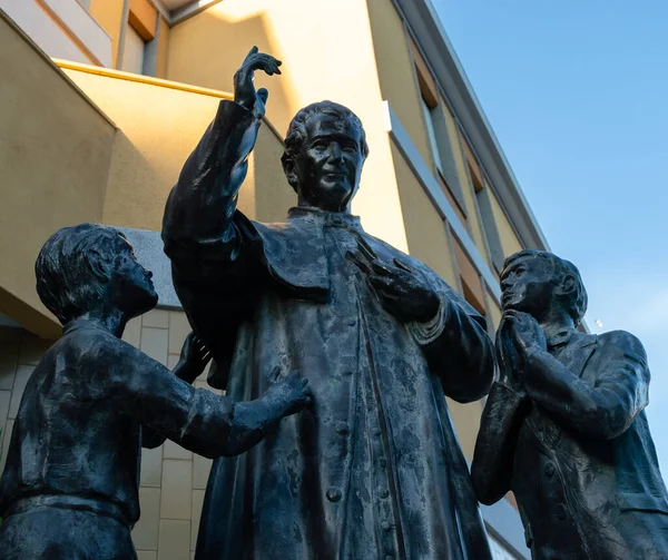 Cagliari Sardegna Agosto 2020 Statua Bronzo Don Bosco Con Due — Foto Stock