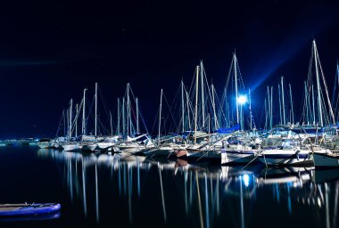 Cagliari, Sardinya, İtalya - 28 Ağustos 2020: Akdeniz 'deki bir şehir rıhtımına demirlemiş bir sürü tekne