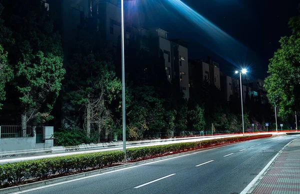 Άδεια Επιφάνεια Του Δρόμου Νύχτα Φώτα Και Δέντρα Του Αυτοκινήτου — Φωτογραφία Αρχείου