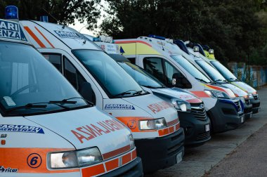 Cagliari, Sardinya, İtalya - 31 Ağustos 2020: İtalyan ambulanslarının farklı modelleriyle park alanı. Acil tıbbi bakım. açı görünümü, Seçici odak