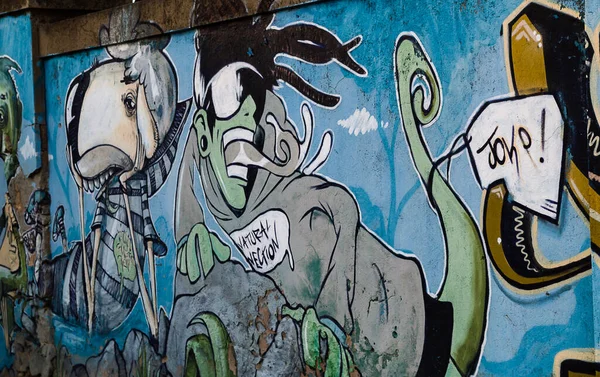 Cagliari, Sardinya, İtalya - 31 Ağustos 2020: Antropomorfik yeşil kertenkele, sürüngen adam, kertenkele tüküren kertenkele ile duvara yaratıcı hip hop graffiti