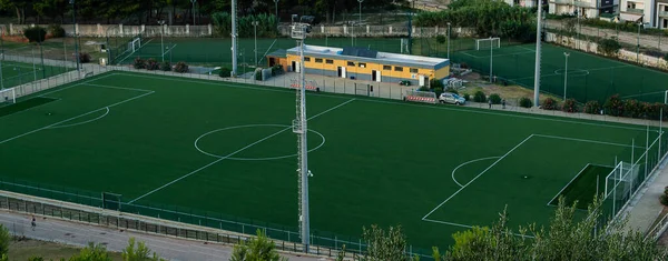 Hava manzarası gerçekten boş futbol sahaları, şehirdeki oyun sahası