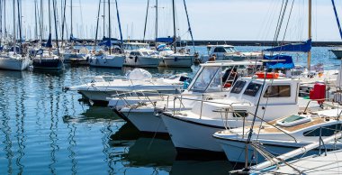 Akdeniz rıhtımında bir rıhtımda demirlemiş bazı tekneler var.