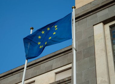 İtalya 'da bir binanın önünde Avrupa Birliği bayrağı