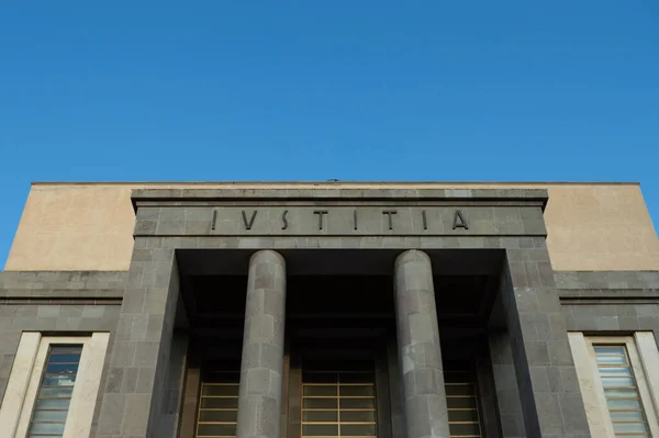 Cagliari, Sardinya, İtalya - Eylül 06 2020: Bir mahkeme cephesi önünde Latince kelime Latince IUSTITIA, Latince adalet. Adalet kavramı
