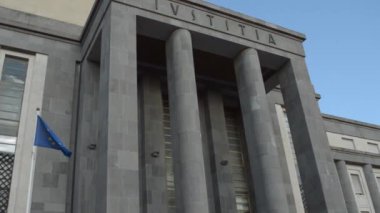 Cagliari, Sardinya, İtalya - Eylül 06 2020: Avrupa Birliği bayrakları, Latince 