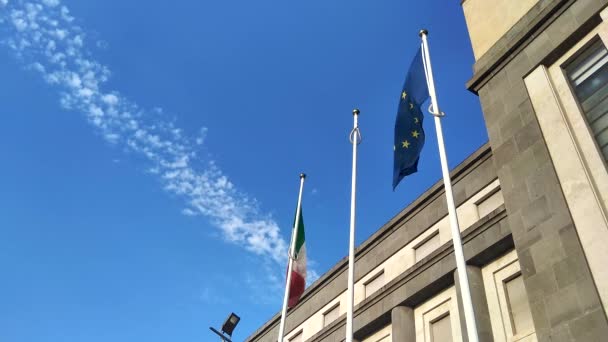 意大利和欧洲的国旗随风飘扬 意大利和欧洲的象征 星星在一个圆圈里绿色 白色和红色条纹 — 图库视频影像