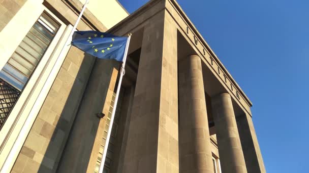 Realistyczna Flaga Europy Wietrze Poza Dziedzińcem Flaga Europy Zewnątrz Budynku — Wideo stockowe