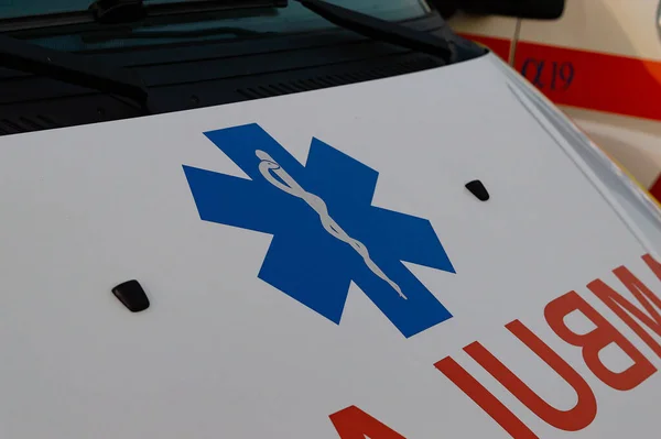 Ambulans Symbol Stjärna Liv Främre Ambulans Parkerad Utomhus Internationell Ambulanssymbol — Stockfoto