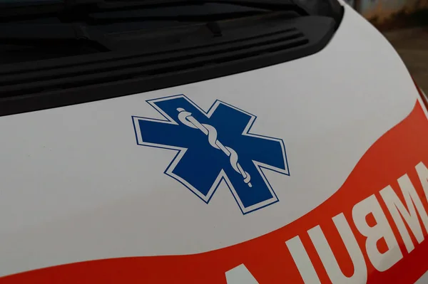 Ambulans Symbol Stjärna Liv Främre Ambulans Parkerad Utomhus Internationell Ambulanssymbol — Stockfoto