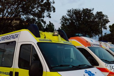 Cagliari, Sardinya, İtalya - 18 Eylül 2020: Bazı beyaz ve sarı ambulanslar şehir merkezine park edilmiş