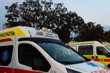 Cagliari, Sardinya, İtalya - 18 Eylül 2020: Bazı beyaz ve sarı ambulanslar şehir merkezine park edilmiş