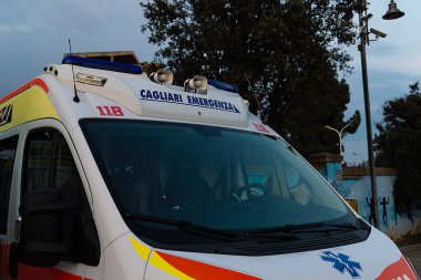 Cagliari, Sardinya, İtalya - 18 Eylül 2020: Ambulans şehir manzaralı bir yere park edildi