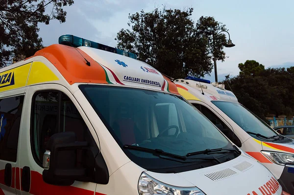Cagliari, Sardinya, İtalya - 18 Eylül 2020: Bazı ambulanslar şehir manzaralı bir yere park ettiler