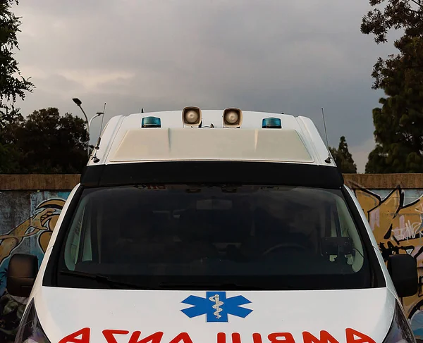 Cagliari, Sardinya, İtalya - 18 Eylül 2020: Yaşam sembollü beyaz ambulans