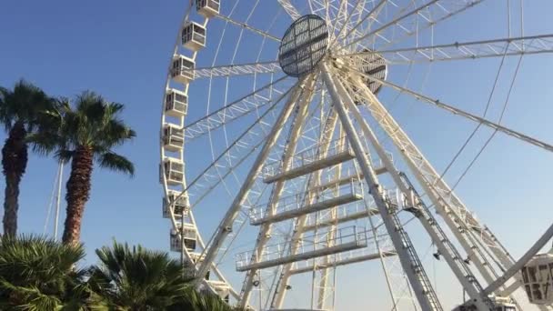 Ferris Wiel Langzame Beweging Van Hutten Tegen Een Blauwe Lucht — Stockvideo