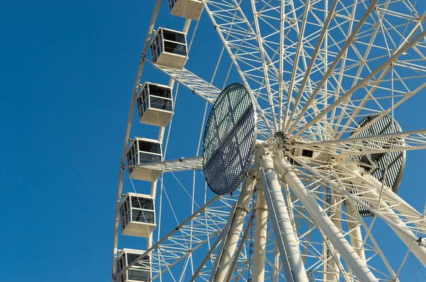 Grande Roue Carnaval Avec Ciel Propre Avec Espace Vide Gros — Photo