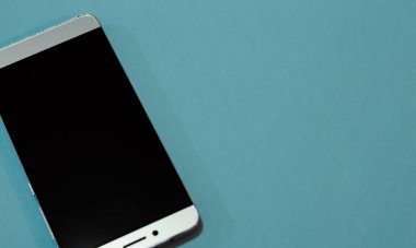 Mavi arkaplandaki akıllı telefon kopyalama alanı