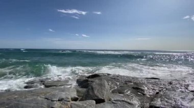 Akdeniz 'de bir uçurumda köpüklü deniz dalgaları