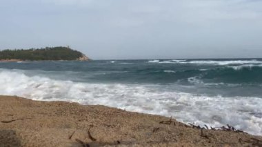 Sonbaharda sahilde dalgalar - kamera dalgaları