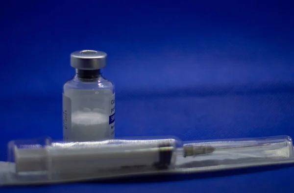 Frasco Vacuna Única Con Jeringa Envase Fondo Azul — Foto de Stock